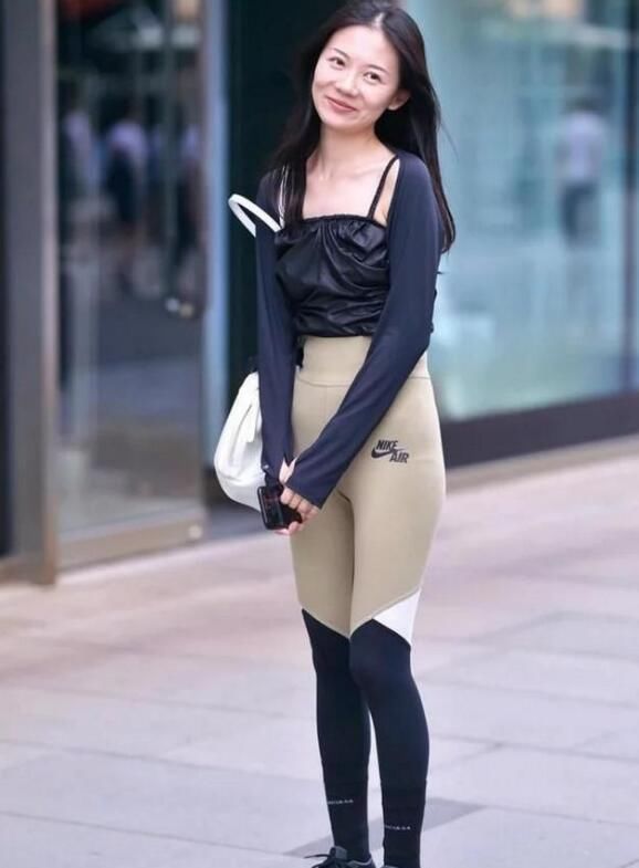 紧身打底裤穿出美女的与众不同，尽显女人窈窕身姿！