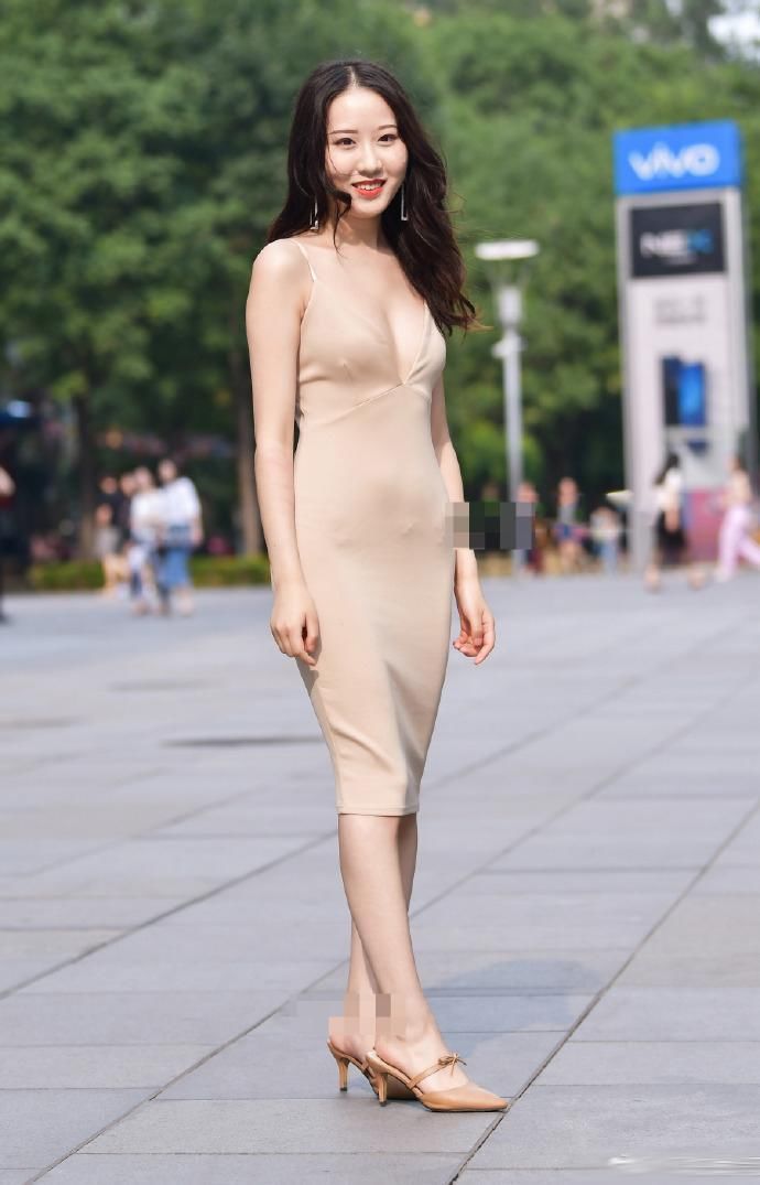 街拍:图一美女穿着大胆，吊带裙太抢风头，让人怦然心动无法抗拒