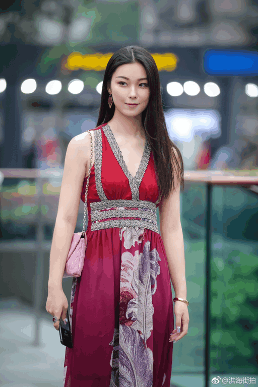 街拍: 连衣裙衬托成熟气息, 雪白肌肤引人注目