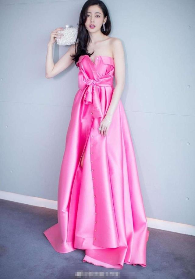 张天爱一身“清凉”装扮十分惹人眼球，女神穿衣越来越大胆了！