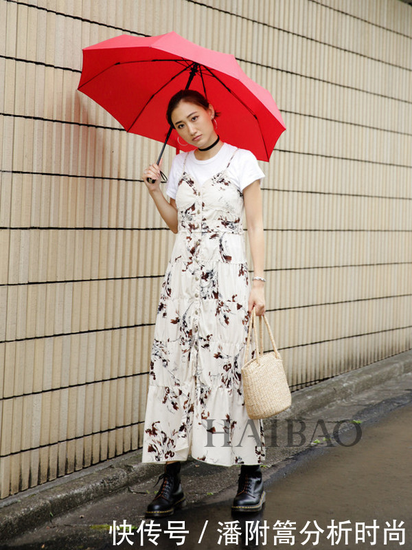 路人街拍的:小姐姐洁白吊带长裙很飘逸,行走在街上如仙女下凡!