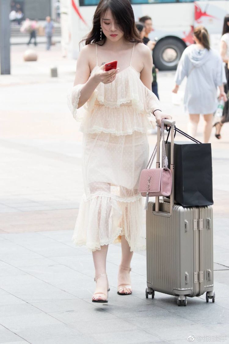 成都街拍：要清新还是耍性感？一件飘逸吊带裙满足你所有需求