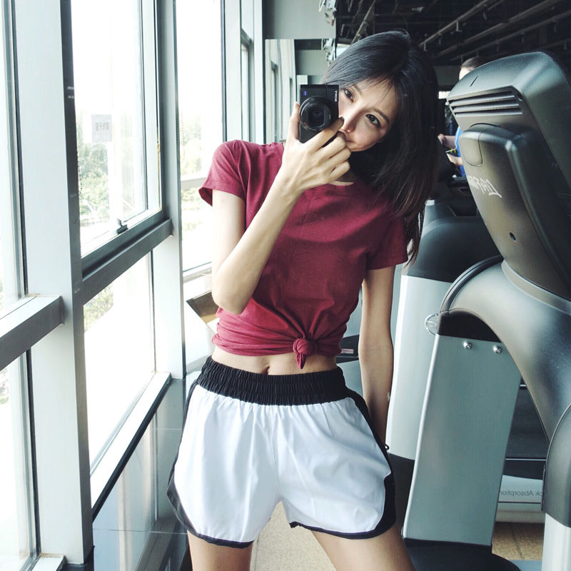 现在健身房女人胆子真大!紧身衣服勾出迷人的线条，凸显S好身材