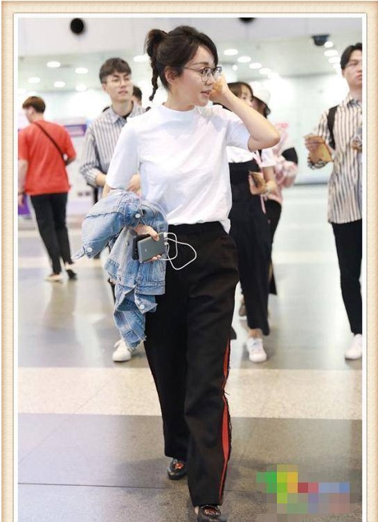 闫妮是47岁，俞飞鸿也是47岁，两人同现机场，差距竟如此尴尬