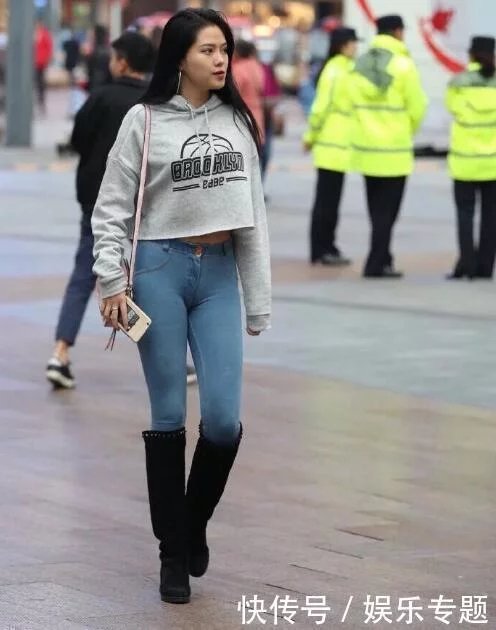 气质女孩紧身牛仔裤搭配酷酷的黑色长靴,秀出玲珑有致好身材