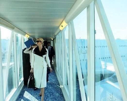  『迷人』伊万卡鼻子真灵，她已经把2020流行色穿上了，朦胧美更迷人