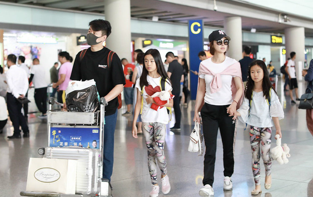 佟大为两千金走秀归来晒家族长腿 一家四口其乐融融