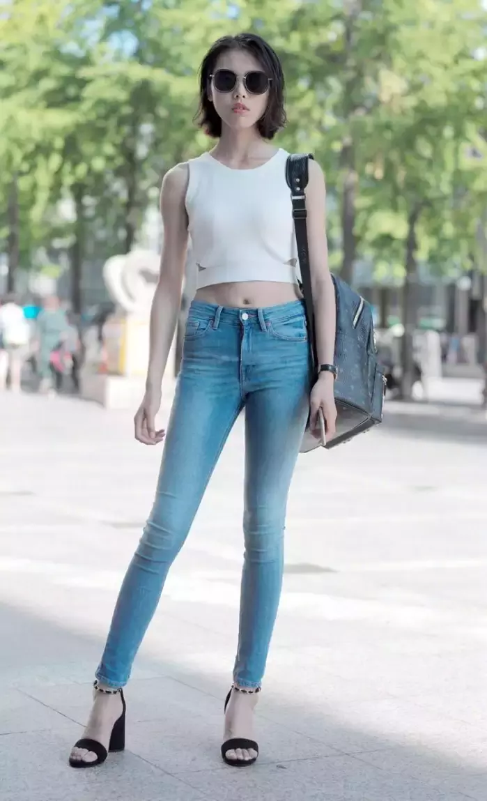 路人街拍，烈日当头怎么了?穿的清凉照样可以出来玩!