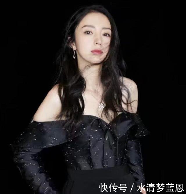 厉害了，董璇靠着上衣“遮羞”撑起这件衣服，要是掉了就尴尬了