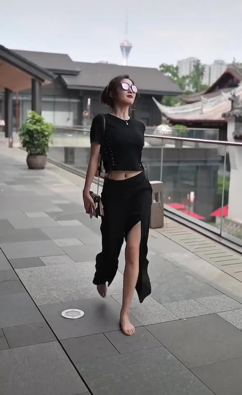 长裤■意外火了一条“越走越短”的长裤，穿上变时髦精！，美女光脚走路