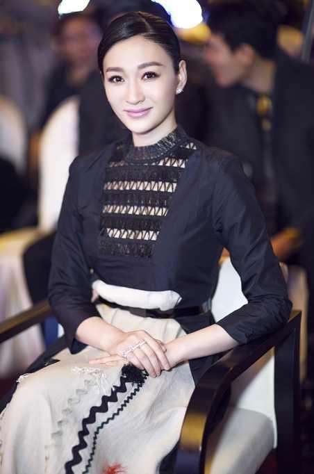 41岁李小冉同框39岁刘涛, 网友: 贵妇和村妇的差距一目了然!