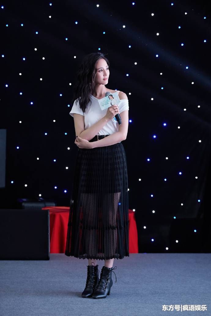 透视裙打扮性感，吕佳容与张钧宁穿搭似村姑，最厉害的是刘嘉玲!