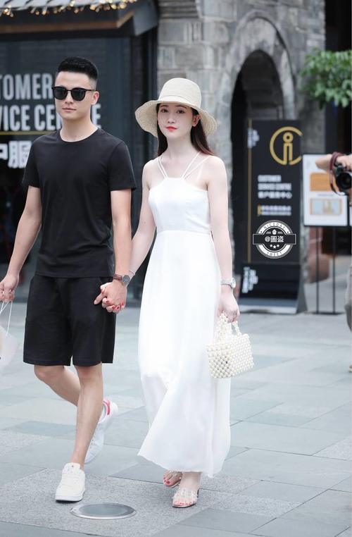 路人街拍，金童玉女，非常般配的一对，祝福他们吧！