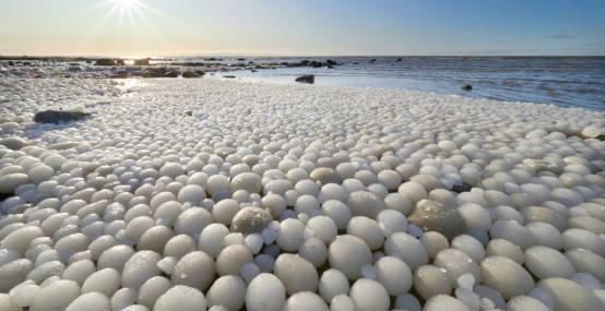 震撼奇观！芬兰海滩万颗冰蛋，当地居民称从未遇见过
