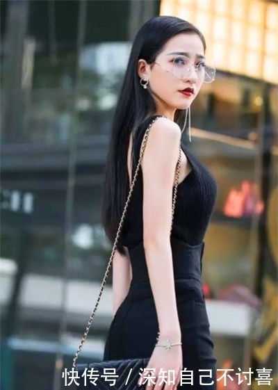  不失|街拍：身穿红色短款上衣的小美女，长发飘飘，温柔中不失大气