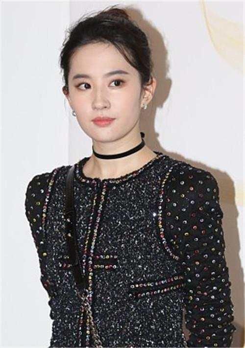 刘亦菲的镂空紧身衣穿出超性感身材，做她的保镖真幸福啊