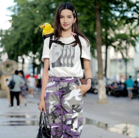 街拍：打扮修身得体的美女，美丽动人很不一样！