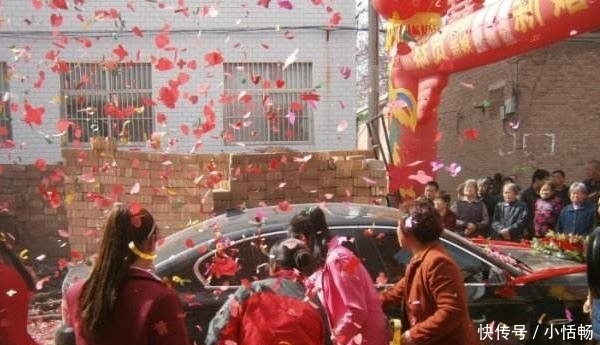 农村新怪象：有地不种，有房不住，有车不开，有钱不花，村村都有