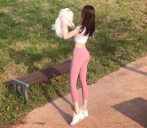 红色吊带打底裤美女，青春时尚的气息，彰显女神风范！