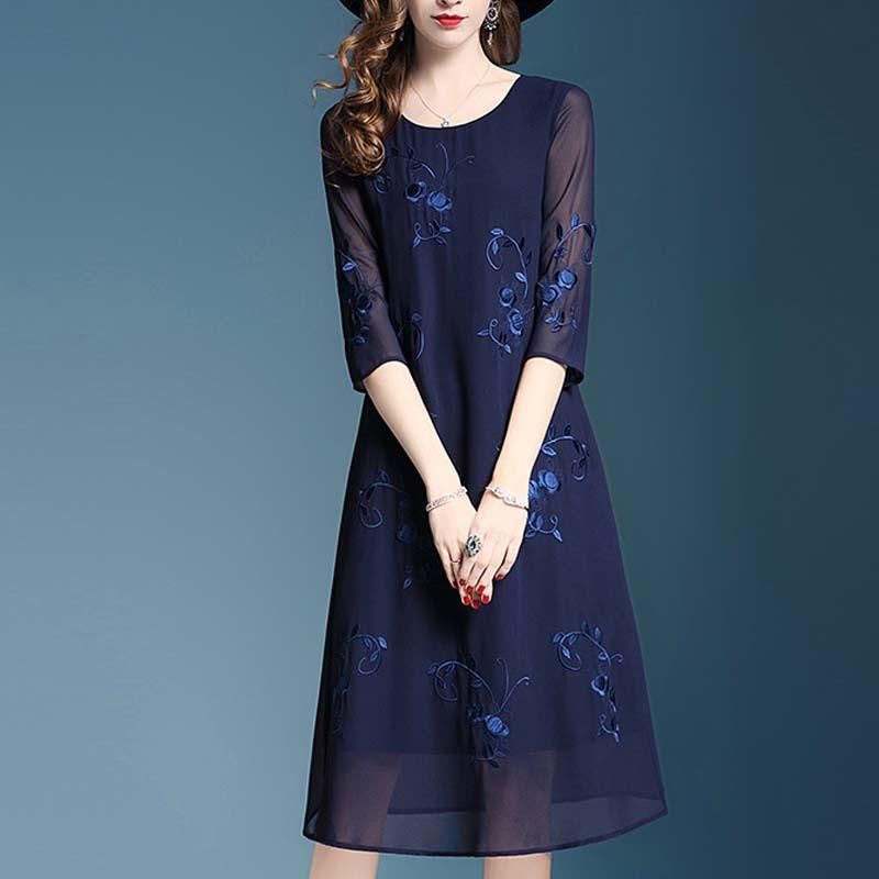 若你过了45岁，推荐你穿这，洋气小衫+黑裤子，时髦显嫩还显白