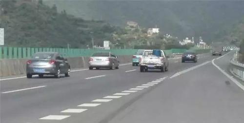  [中国]中国高速公路怪象：最慢的车在超车道，而最快的车却在最