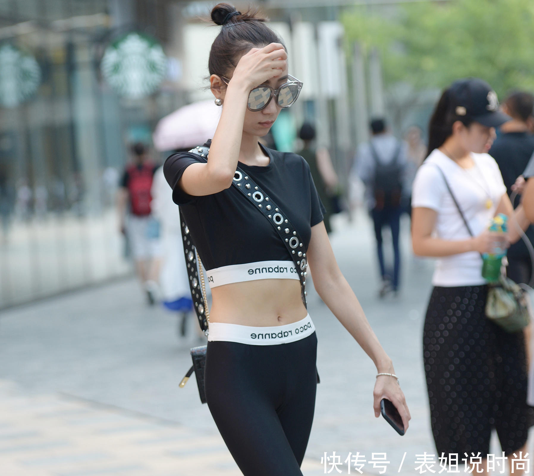 气质小姐姐一袭黑色紧身装秀出纤细身材，拿手遮脸的方式十分娇羞