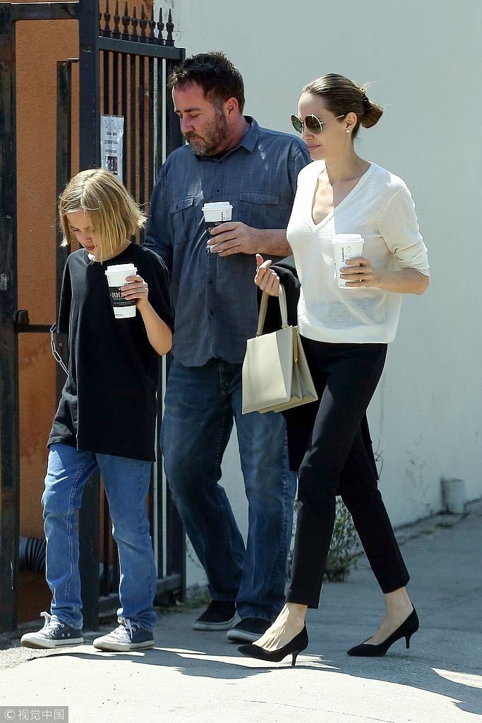 朱莉皮特爱子诺克斯端咖啡小模样有范 妈妈白衣优雅高挑身材抢镜