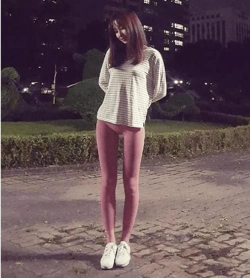 身材高挑的打底裤美女,一样不失女性独有的曲线!