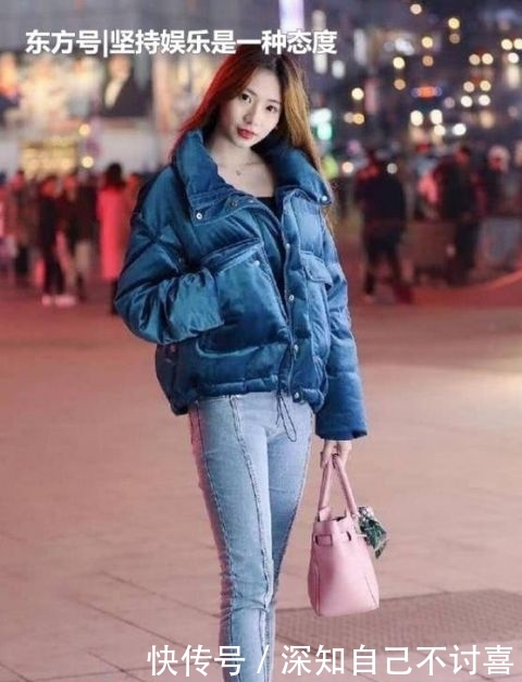  【气质】街拍：倾城倾国的小姐姐，一条白色的露肩连衣裙，时尚女神气质范