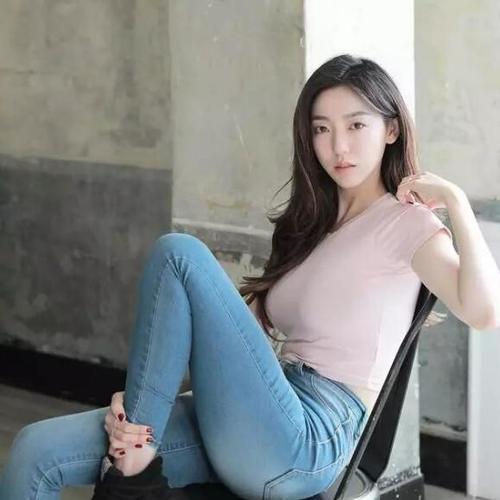 牛仔裤展现身段时尚又有个性，彰显优雅的身姿，看着美不胜收！