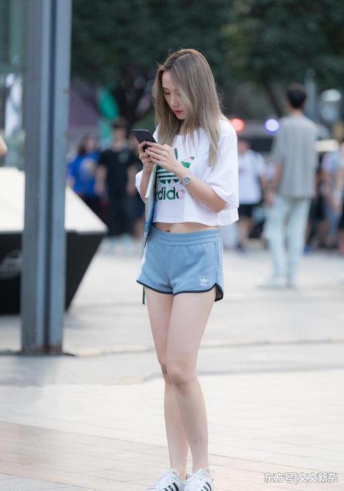 街拍：穿吊带短裙的小姐姐，性感与美貌并存，引人注目！