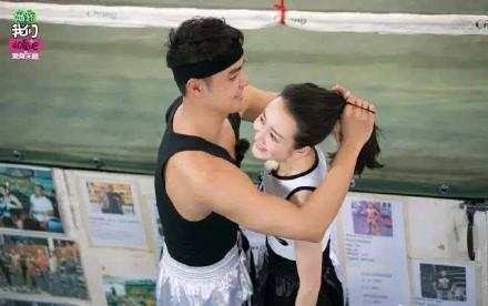 娱乐圈又一情侣恋情曝光, 女方疑似有孕, 网友: 真的假的