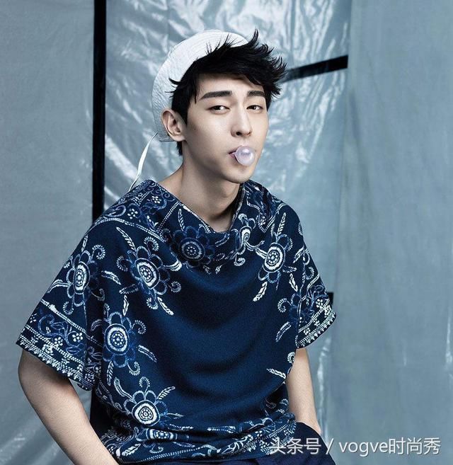 邓伦国庆节前换新发型，开启秋装模式的他颜值爆表