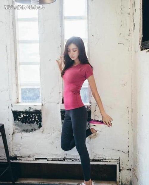 休闲紧身打底裤，勾勒小姐姐完美的身材曲线！