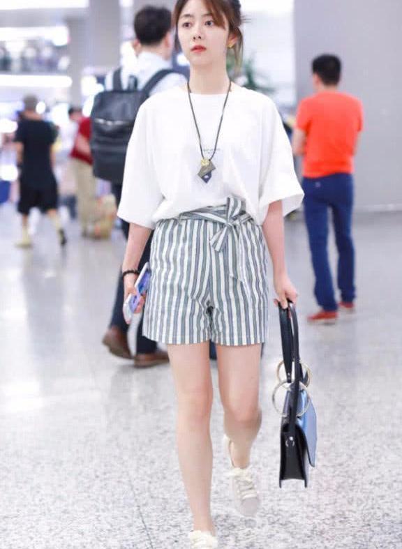 谭松韵只不过穿条短裤, 就有一双长腿, 162cm身高是假的吧!