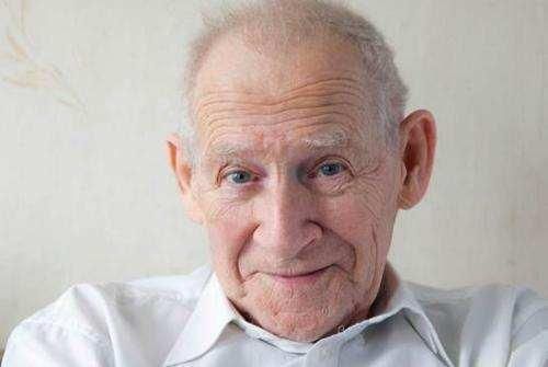 见到儿子带回来的女友, 我悄悄将房子过户给女