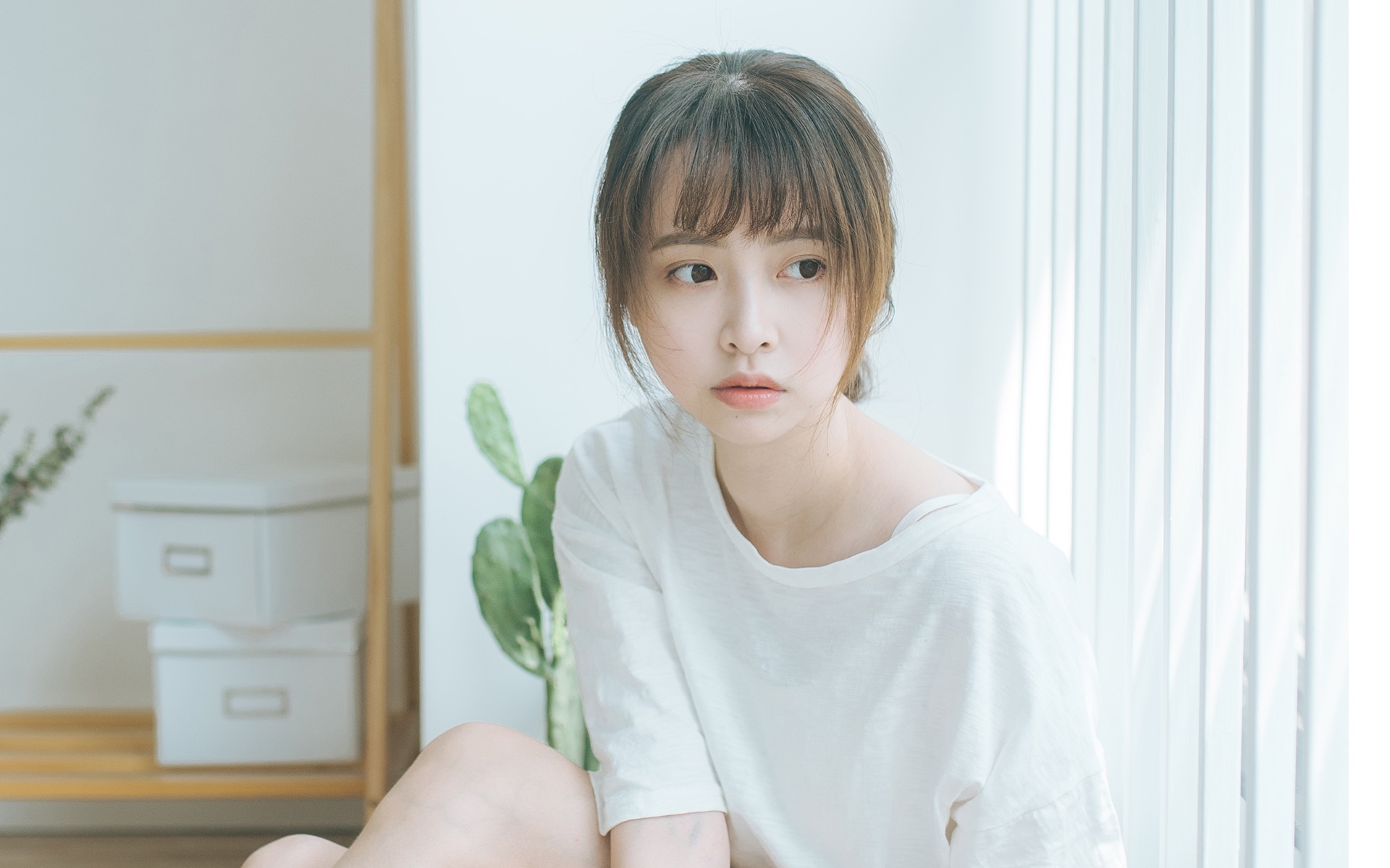 白色T恤短发少女的慵懒写真