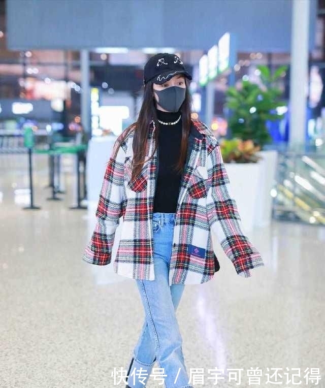 穿搭:Angelababy火了,扎发造型配抹胸连衣裙苗条淑女,不像生过娃的人
