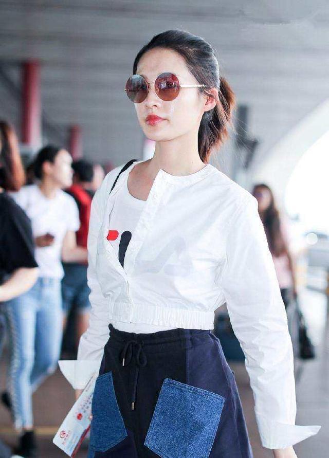 李沁现身机场，身穿补丁裙竟一点都不丑，网友：还不是因为腿长