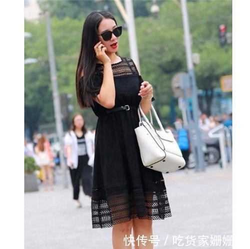  [美女]街拍：美女身穿黑色镂空长裙，长发披肩，充满时尚气息