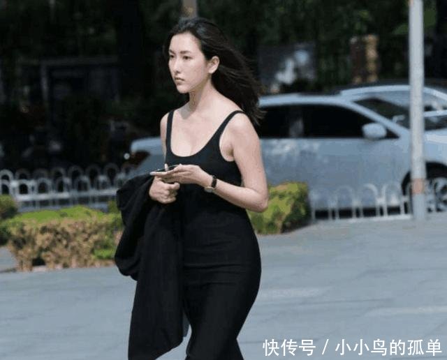 广州街拍穿着吊带开叉裙的小姐姐秀身材,白皙大长腿性感又迷人