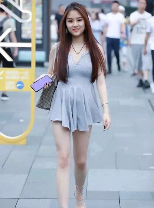 街拍：穿着显微胖的靓丽小姐姐，光鲜靓丽魅力十足！