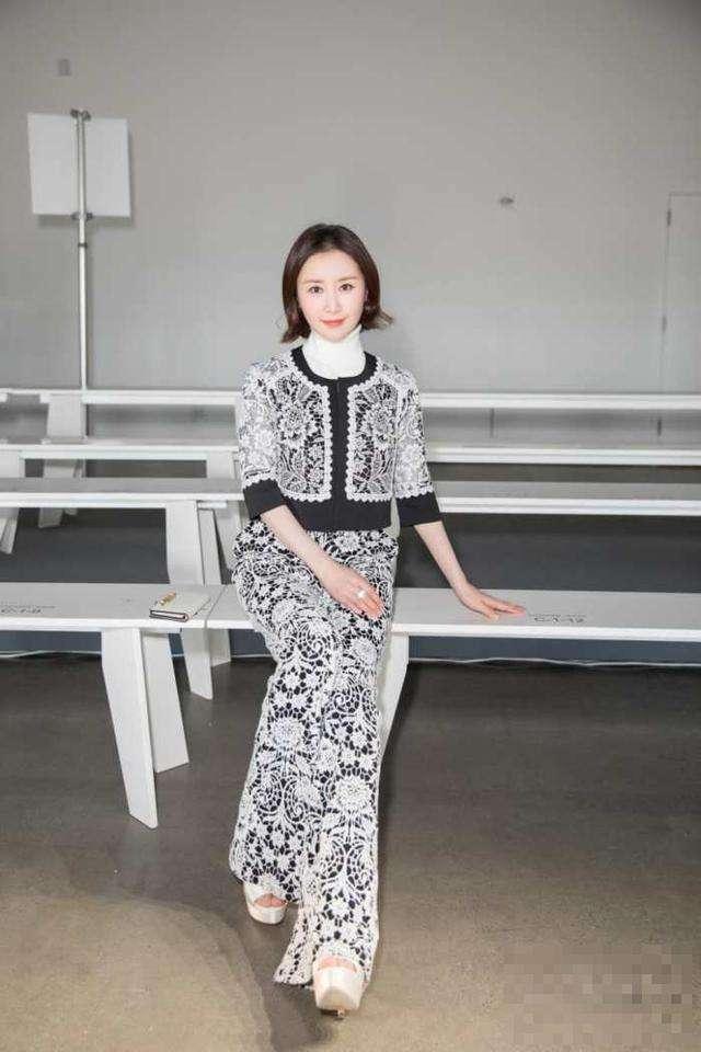 舒畅一改清纯形象，蕾丝装下美背一览无余！网友：真尴尬