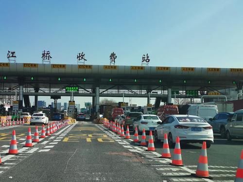  [人工车道]全国高速公路切换新系统首日：ETC收费车道通畅，人工