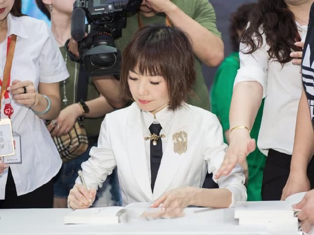 鲁豫这次衣品开挂，穿热裤秀小细腿，网友：眼前一亮