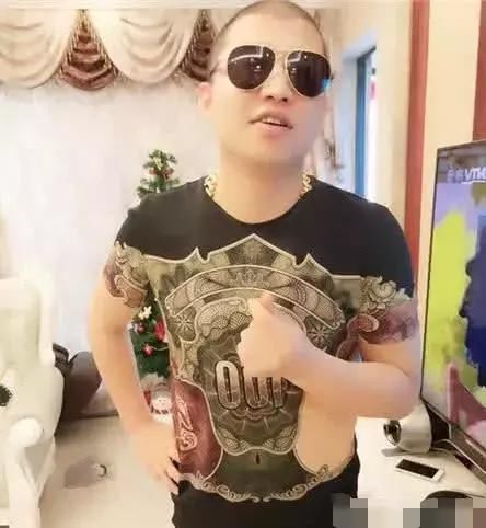 二驴回应“辱骂”王祖蓝事件,直播心态崩溃以后“退居二线”不直