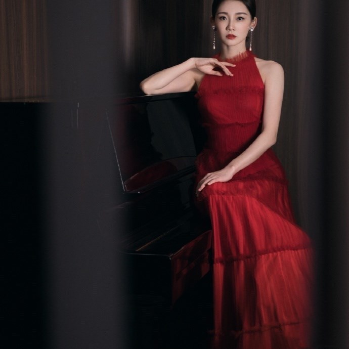 # 薄纱#有一种妩媚动人的冷艳之姿,超美,苗苗穿起这一袭红色薄纱长裙