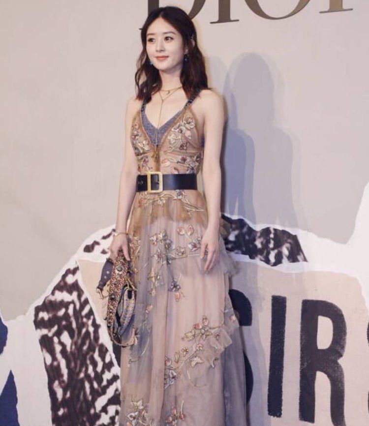 赵丽颖为打破怀孕传闻，穿得超性感，86斤有着60斤身材的腰