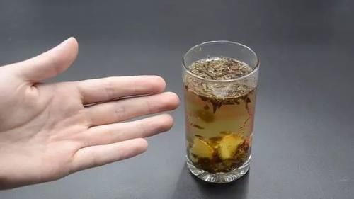  治疗感冒：茶叶水里加几片生姜，作用真强大，喝一次能省几百元，早学早受益