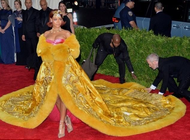 梅根登上时尚杂志“最佳着装”榜,这身材和腿型,被选上也是当然